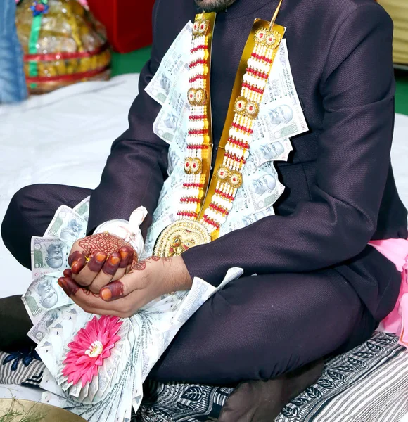 ヒンドゥー教の結婚式 伝統的なインドの結婚式の詳細 — ストック写真