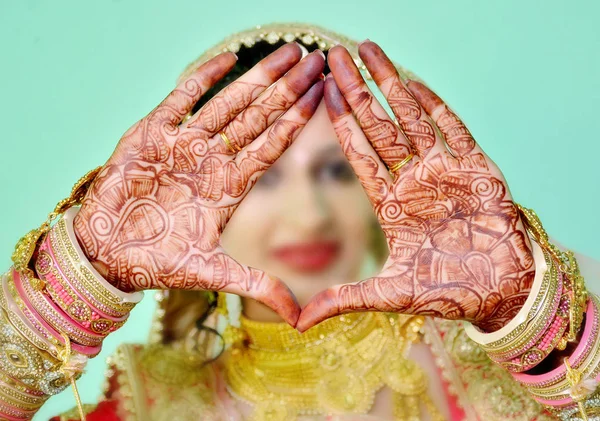 Desi Noiva Mostrando Suas Mãos Henna — Fotografia de Stock