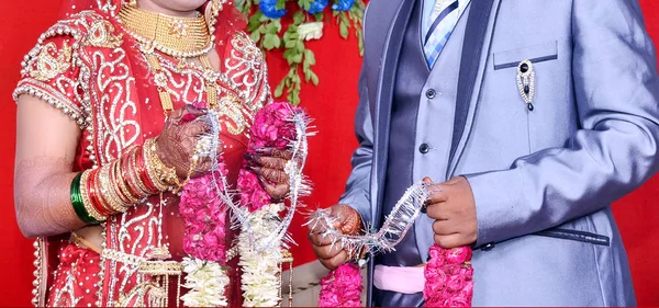 Menyasszony Vőlegény Füzér Indiai Esküvő Vagy Jaimala Szertartás — Stock Fotó