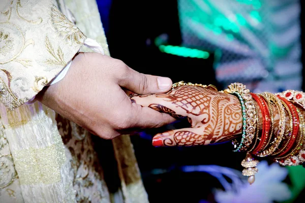 Menyasszony Vőlegény Kezét Indiai Esküvői Együtt — Stock Fotó