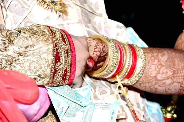 Bruden Brudgummen Hand Tillsammans Indiska Bröllop — Stockfoto