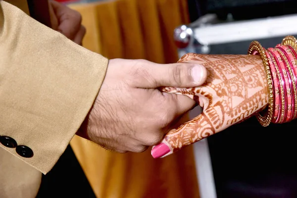 Наречена Нареченого Руку Разом Індійські Весільні — стокове фото