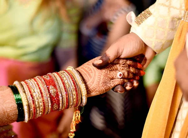Sposa Sposo Mano Insieme Nel Matrimonio Indiano — Foto Stock