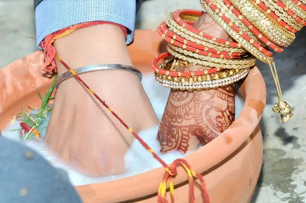 Ινδικό Ζευγάρι Παίζει Ring Ψάρεμα Παιχνίδι Στην Τελετή Του Γάμου — Φωτογραφία Αρχείου