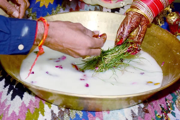 Індійська Пара Грає Риболовецьку Гру Весіллі Індії — стокове фото