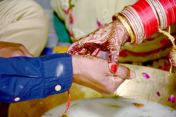 Indisches Paar Spielt Ring Fishing Spiel Hochzeitszeremonie Von Indien — Stockfoto