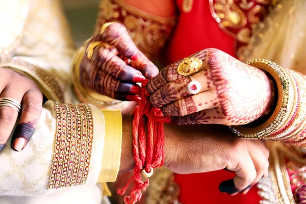 인도의 부부가 결혼기념일에 게임을 — 스톡 사진