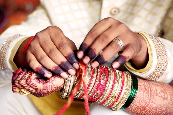 Ινδικό Ζευγάρι Παίζει Ring Ψάρεμα Παιχνίδι Στην Τελετή Του Γάμου — Φωτογραφία Αρχείου