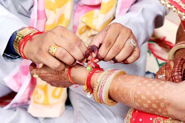 Casal Indiano Jogando Ring Fishing Jogo Cerimônia Casamento Índia — Fotografia de Stock