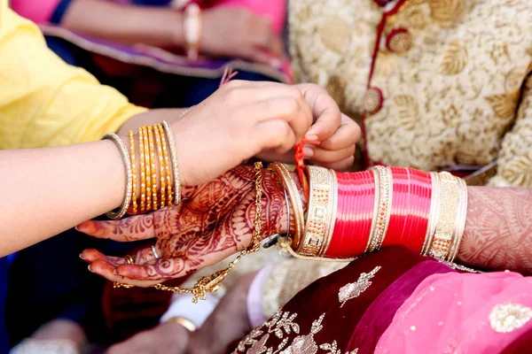 Indiai Pár Játszik Ring Fishing Játék Esküvői Ceremónia India — Stock Fotó