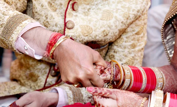 Indisches Paar Spielt Ring Fishing Spiel Hochzeitszeremonie Von Indien — Stockfoto
