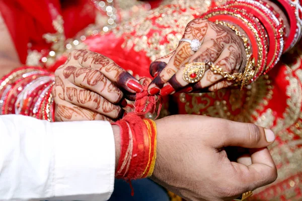 Casal Indiano Jogando Ring Fishing Jogo Cerimônia Casamento Índia — Fotografia de Stock