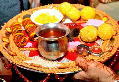 Hindu ritüeller thali damadın karşılama