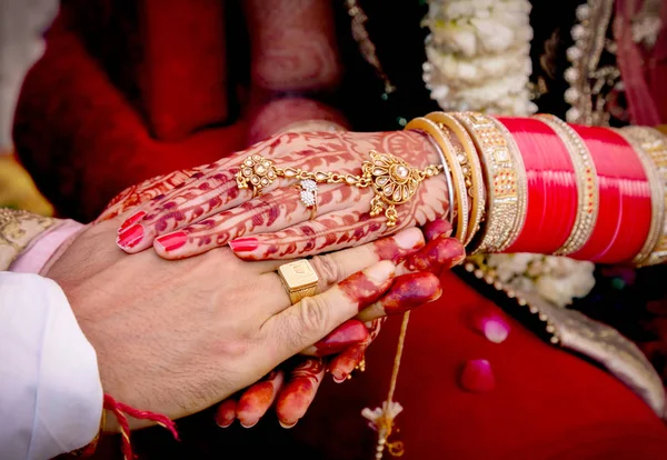 Νεαρό Παντρεμένο Ζευγάρι Χέρια Εκμετάλλευσης Την Ημέρα Του Γάμου — Φωτογραφία Αρχείου