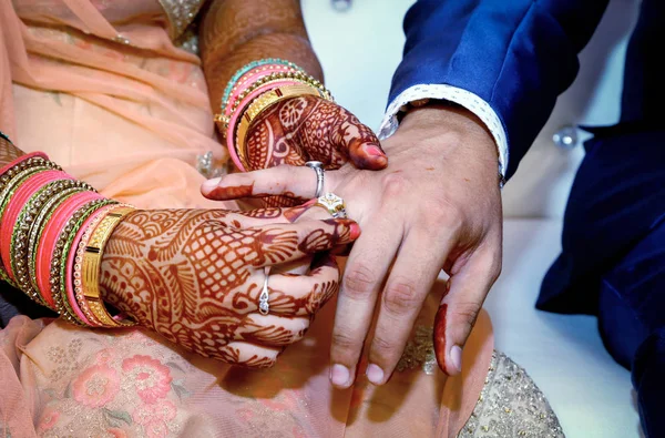 Menyasszony Jegygyűrűt Húzott Vőlegény Ujjára — Stock Fotó