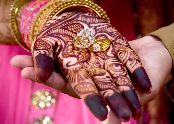 Anéis Casamento Ouro Estão Mão Noiva — Fotografia de Stock