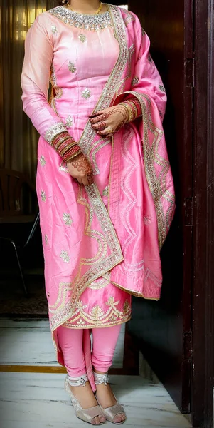 Красивая Индийская Невеста Розовом Платье Стоя Готовая Позе — стоковое фото