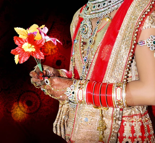 花の花束を保持しているインドの花嫁 — ストック写真