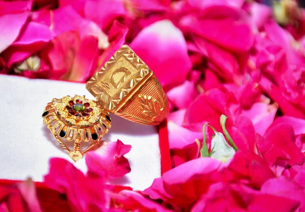 两枚订婚戒指 旁边有钻石 玫瑰花瓣 — 图库照片