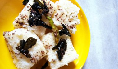 Hint Gucerat dili geleneksel sokak gıda Khaman Dhokla snack civciv bezelye un ve rava hizmet ile sev ve biber yapılmış