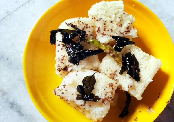 Indische Gujarati Traditionelles Streetfood Khaman Dhokla Snack Aus Kichererbsenmehl Und — Stockfoto
