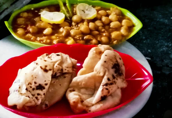 受欢迎的印度健康午餐 晚餐食品菜单 与罗蒂或查帕蒂一起供应 — 图库照片