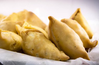 Vejetaryen samosas patates ve yeşil bezelye ile dolu. Hint özel geleneksel sokak gıda