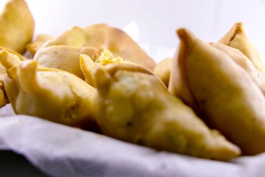 Vejetaryen samosas patates ve yeşil bezelye ile dolu. Hint özel geleneksel sokak gıda