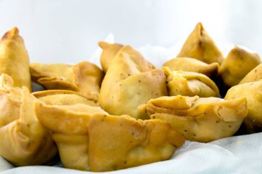 Vejetaryen samosas patates ve yeşil bezelye ile dolu. Hint özel geleneksel sokak gıda