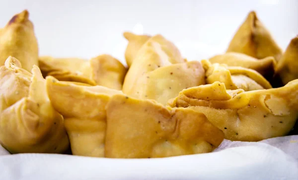 Vegetáriánus Samosas Töltött Burgonya Zöld Borsó Indiai Különleges Hagyományos Utcai — Stock Fotó