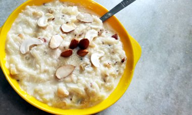 Pirinç kheer, Chawal ki kheer, pirinç tatlı göl kenarında güzel arka plan üzerinde