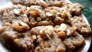 Doodhi ki Barfi Hint tatlısı.şişe kabağı barfi