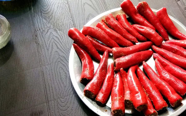 Hausgemachte rote Chiligurke, auch bekannt als mirchi ka achar — Stockfoto