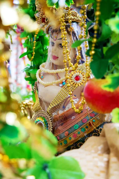 Hindu Tanrı, Lord Krishna, çocukluk formunda, tereyağı yeme