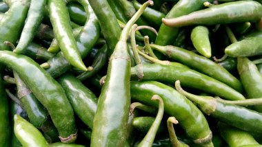 Satılık bir Pazar veya çarşı yerleştirilen hasat sezonunda yeşil biber biber yığını bir yığın görünümünü yakın