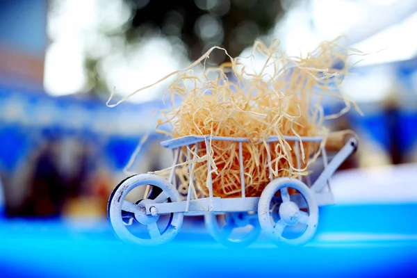 Um veículo de brinquedo pequeno, aberto e com rodas — Fotografia de Stock