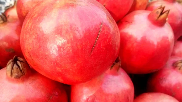 Granadas rojas para la venta en un mercado de frutas —  Fotos de Stock