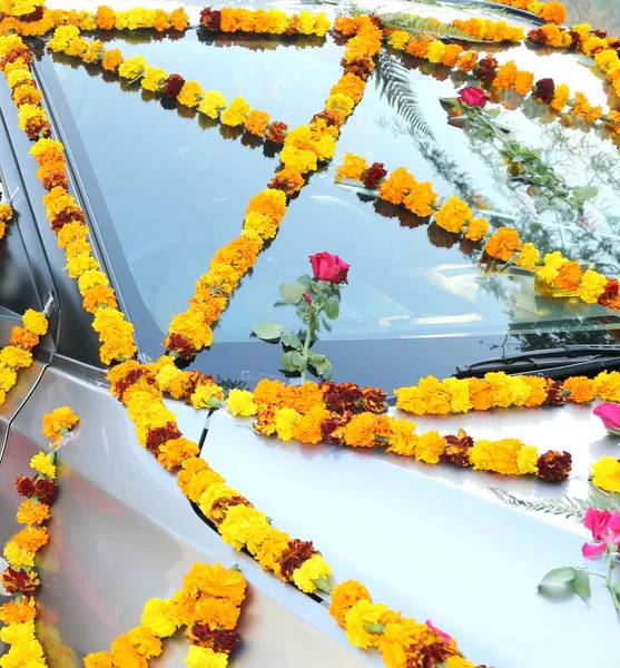 Decorações de flores naturais de carro — Fotografia de Stock