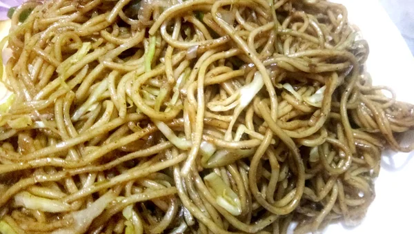 Schezwan nudle nebo zelenina Hakka nudle nebo chow mein je populární indicko-čínské recepty, podávané v misce nebo talíři — Stock fotografie