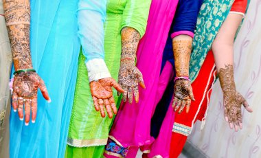 Eller veya eller için popüler Mehndi tasarımlar Mehandi Hint gelenekleri ile boyalı