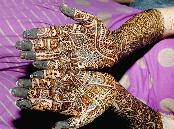 Popular Mehndi Designs for Hands or Hands painted with Mehandi Indian traditions — Stock Photo, Image