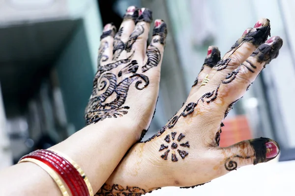 手や手に人気のある一時的な刺青デザイン塗装編成 Mehandi インドの伝統 — ストック写真
