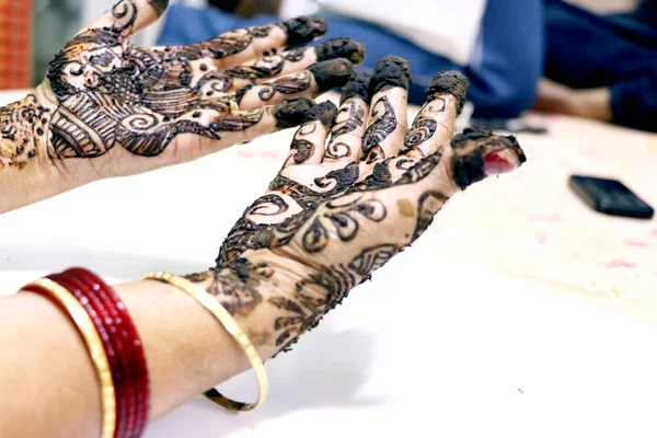 Diseños populares de Mehndi para manos o manos pintadas con tradiciones indias Mehandi —  Fotos de Stock