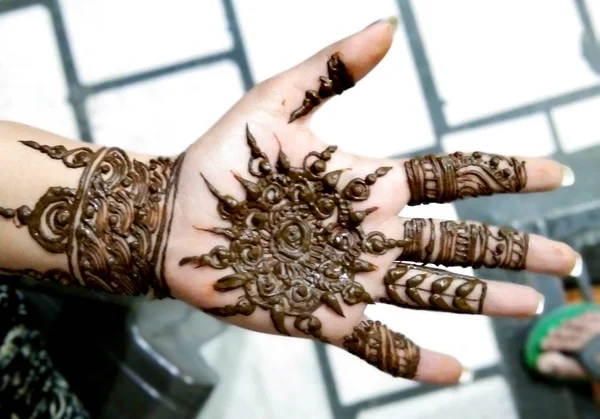 Populaire Mehndi Designs voor handen of handen beschilderd met Mehandi Indian traditions — Stockfoto