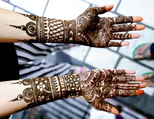 Populäre mehndi Designs für Hände oder mit mehandi indischen Traditionen bemalte Hände — Stockfoto