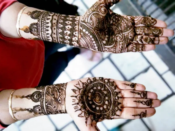 Populaire Mehndi Designs voor handen of handen beschilderd met Mehandi Indian traditions — Stockfoto