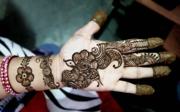 Populaire Mehndi Designs voor handen of handen beschilderd met Mehandi Indian traditions — Stockfoto