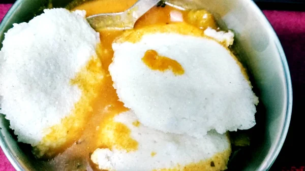 Beliebte südindische Frühstücksspeise idli sambar oder untätig sambhar — Stockfoto