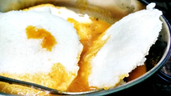 Популярная южноиндийская еда на завтрак Idli sambar или Idly sambhar — стоковое фото