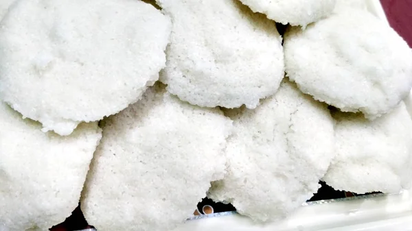 Cozinha indiana sul café da manhã vegetariano rava idli ou ociosamente em um — Fotografia de Stock